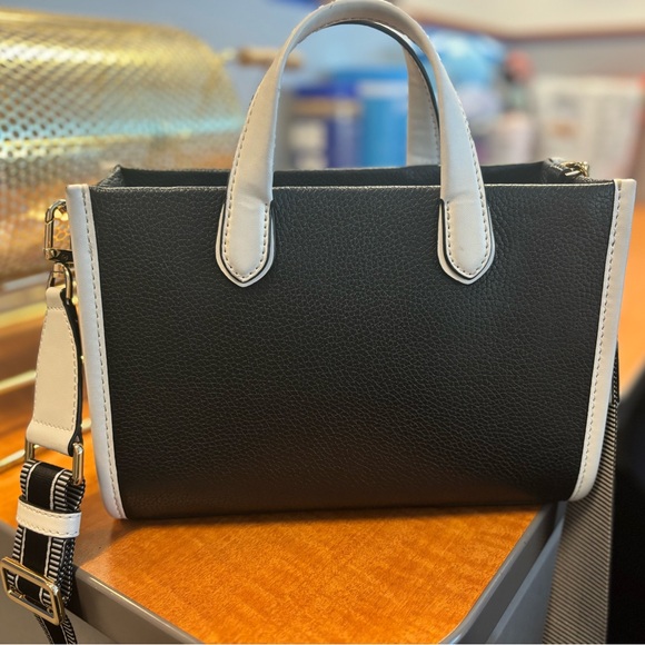 Small Michael Kors purse - Picture 3 of 5